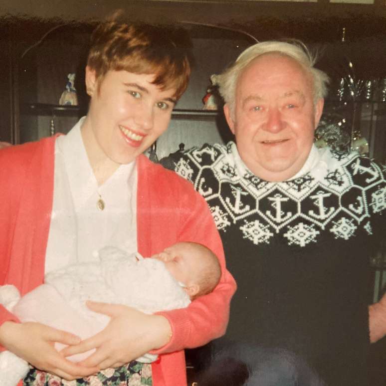 James runs with the members of his family just before his death in 1995 James runs with the members of his family just before his death in 1995