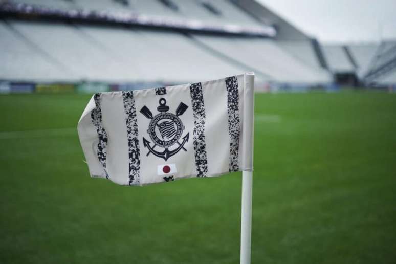 Escudo do Corinthians na bandeirinha de escanteio
