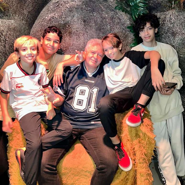 DJ Marlboro com seus filhos