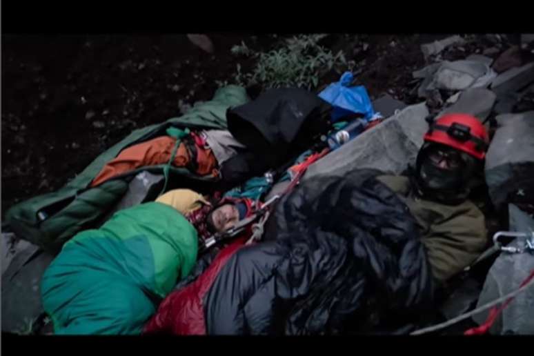 Agam e outros volunt&aacute;rios dormiram pendurados em cordas durante resgate