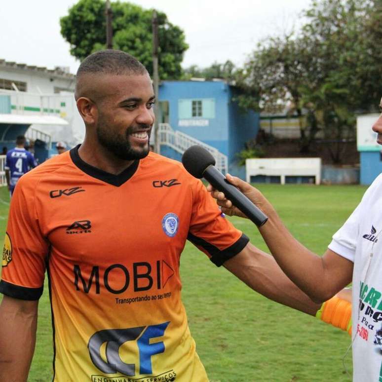Devy Fabricio dando entrevista ap&oacute;s partida de futebol