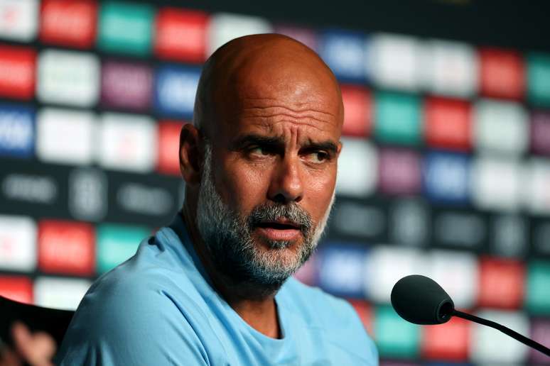O técnico Pep Guardiola, do Manchester City, fala com a imprensa durante o treino/coletiva de imprensa antes da partida do grupo G da Copa do Mundo de Clubes da FIFA 2025 entre Juventus FC e Manchester City FC no Camping World Stadium, em 25 de junho de 2025, em Orlando, Flórida.