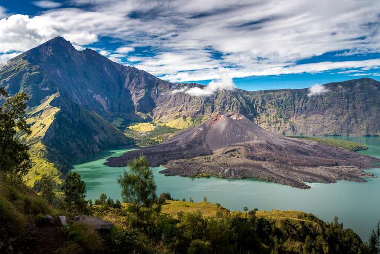 The climber is saved on the Vulcano del Monte Rinjani days after the death of Juliana Marins