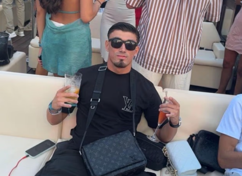 Jogador inglês nocauteia mulher com 'cadeirada' durante briga em hotel de Ibiza