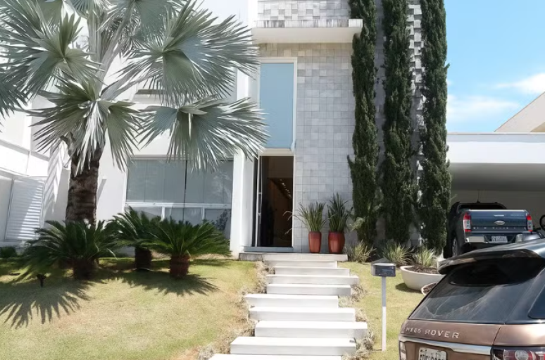 Mans&atilde;o de Mar&iacute;lia Mendon&ccedil;a