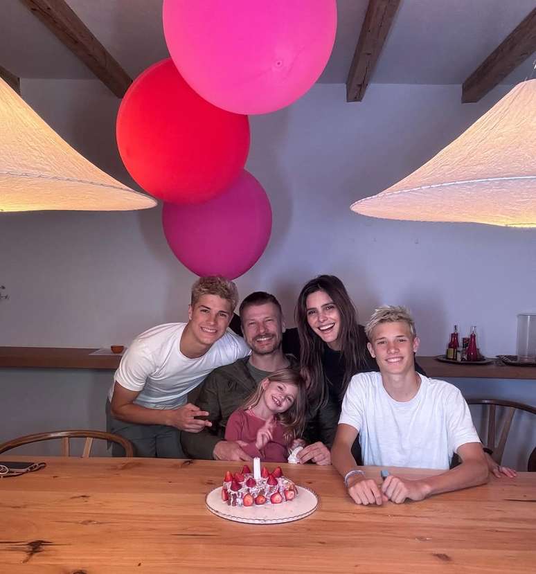 Fernanda Lima met her husband and children Fernanda Lima met her husband and children