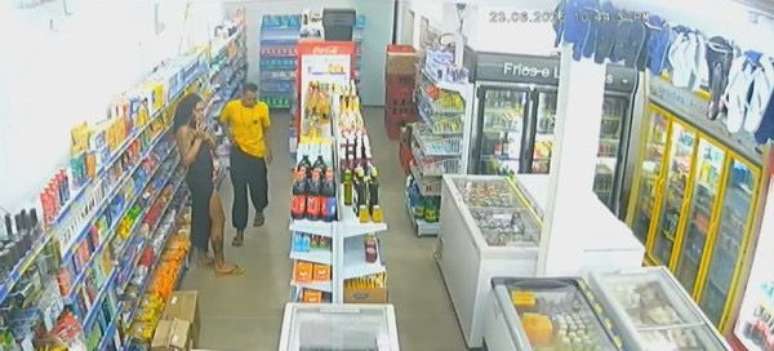 Anna Luiza Lima Brito e Matheus Rodrigues de Souza minutos antes de jovem ser executado em mercado