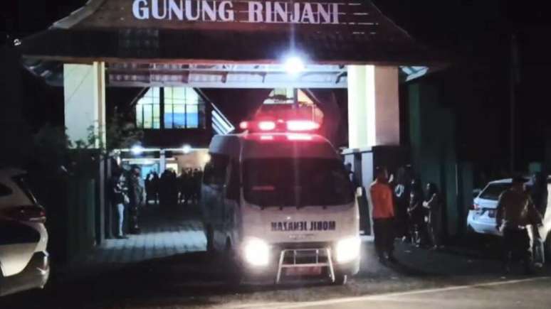 Nesta imagem feita a partir de um vídeo da AP, uma ambulância levando o corpo de Juliana Marins, saindo do Parque Nacional do Monte Rinjani na ilha de Lombok, Indonésia, na quarta-feira, 25 de junho de 2025.