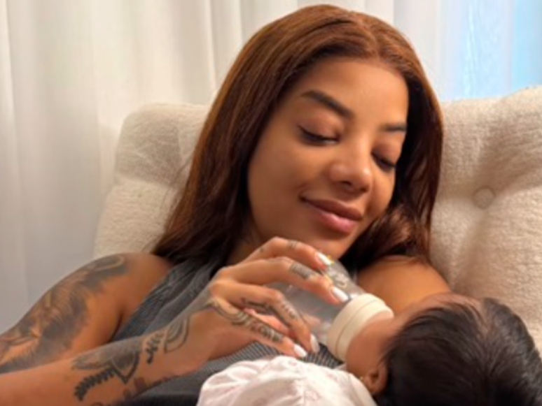 Ludmilla amamentando a filha Zuri (Foto: Reprodução/Instagram)
