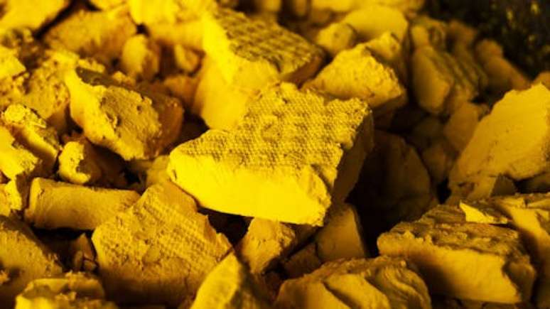 O chamado "yellowcake" ("bolo amarelo") é uma forma de urânio extraída e processada para ter uma concentração maior de urânio-235, um isótopo (variante) do átomo usado para alimentar usinas elétricas ou capaz de sustentar reações em cadeia de armas nucleares Nuclear Regulatory Commission, CC BY