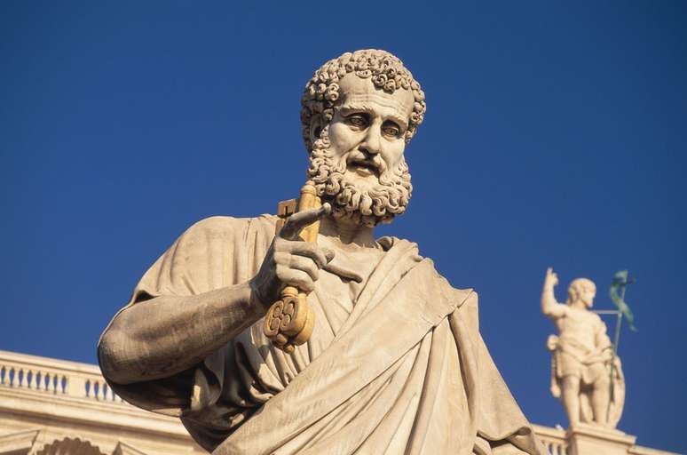 Est&aacute;tua de S&atilde;o Pedro segurando a chave dos port&otilde;es do c&eacute;u na Pra&ccedil;a de S&atilde;o Pedro, no Vaticano
