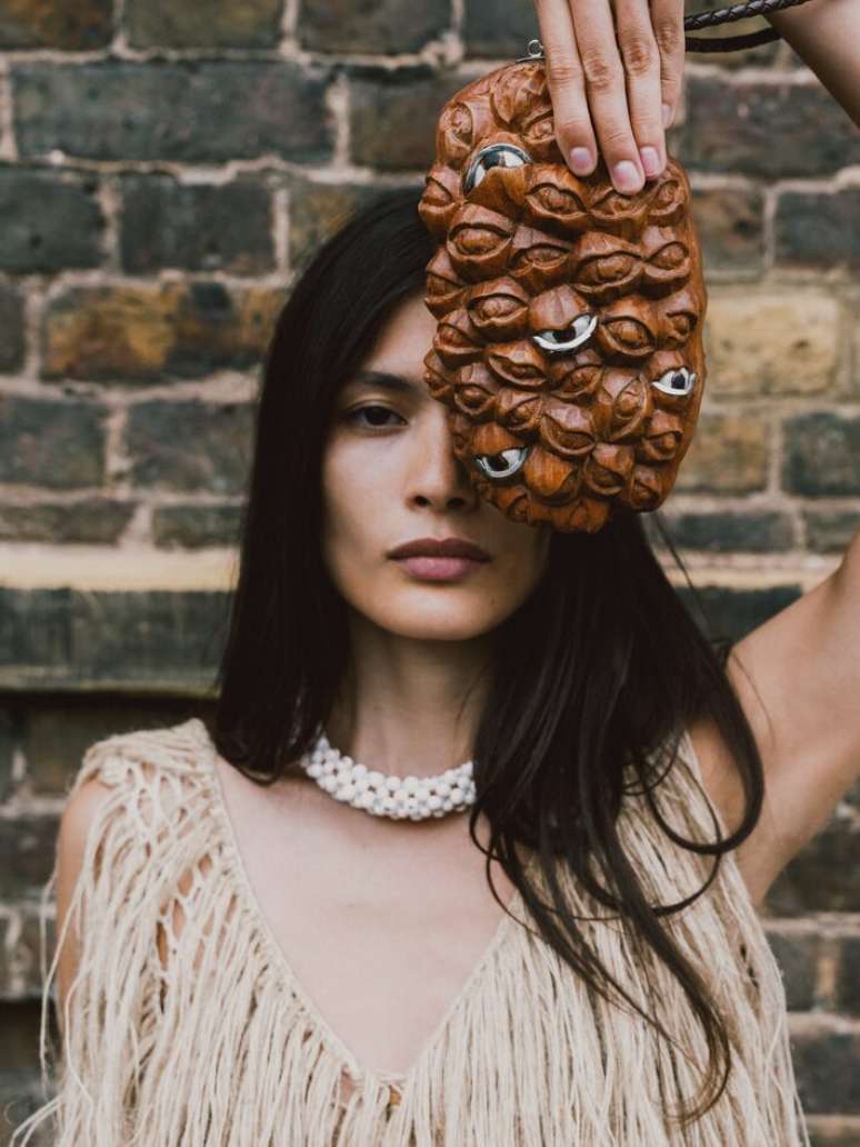 Modelo Yasmin Moraes usa vestido da marca Nalimo feita da planta Malva, colar Flavia Aranha feito de sementes de a&ccedil;a&iacute; e clutch de madeira de Barbara Muller. Pe&ccedil;as est&atilde;o expostas na exposi&ccedil;&atilde;o 're(weaving) Amazonia', em Londres.