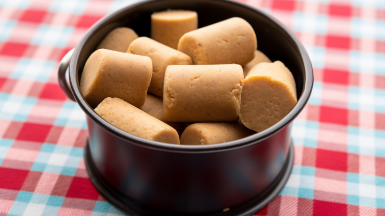 A paçoca de amendoim deriva de uma técnica indígena que misturava farinha de mandioca com outros ingredientes, como carne