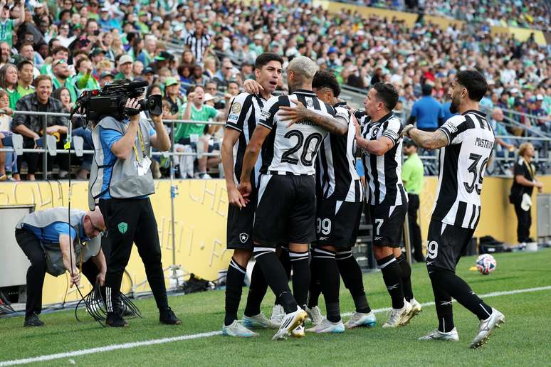 Time do Botafogo comemorando a vit&oacute;ria sobre o Seattle Sounders 
