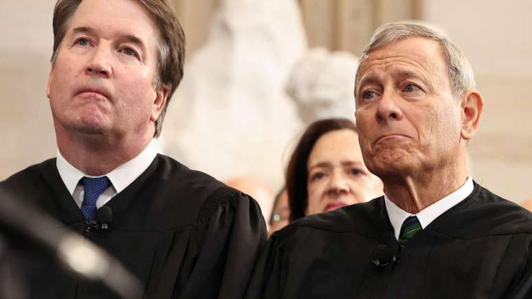 O juiz da Suprema Corte dos EUA, Brett Kavanaugh (esq.), e o presidente da Corte, John Roberts, ouvem discurso de Trump em cerim&ocirc;nia em Washington, em 20 de janeiro de 2025