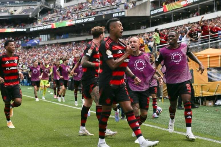 Bruno Henrique vibra após abrir o placar contra o Chelsea