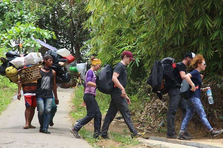 Vários turistas estrangeiros viajam para escalar o Monte Rinjani por ano