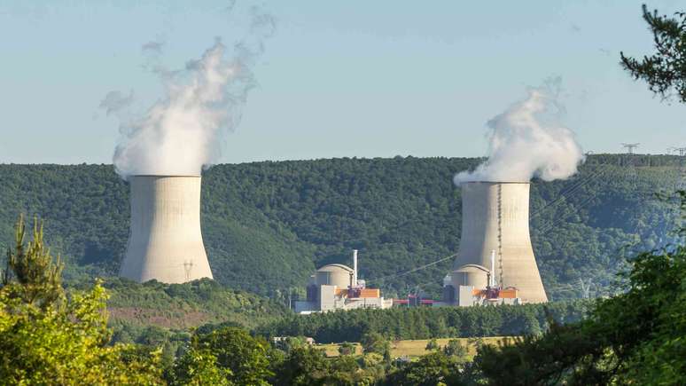 As chaminés fumegantes de uma usina nuclear