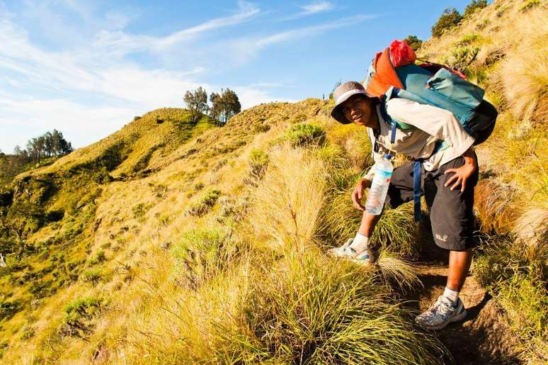 Um guia posa durante uma escalada no Monte Rinjani. Especialistas dizem que, em um terreno de escalada tão acidentado quanto o Monte Rinjani, são necessários dois guias para acompanhar cinco montanhistas. Um guia fica na frente e o outro atrás do grupo.