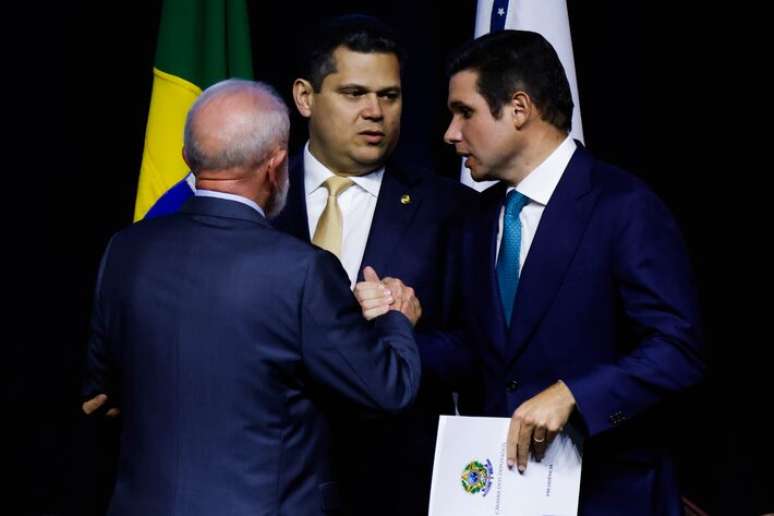 Os presidentes do Senado, Davi Alcolumbre, e da Câmara, Hugo Motta, em conversa com o presidente Lula