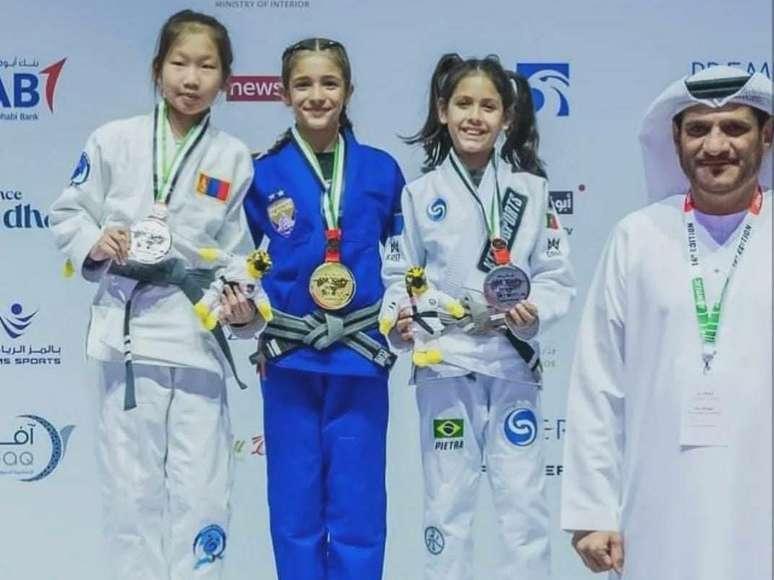 Surpreendente terceiro lugar para uma lutadora com dois anos de esporte. Pódio em Abu Dhabi.