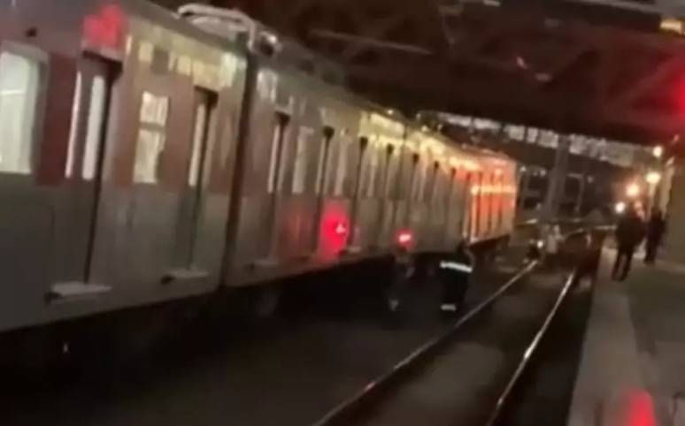 Trem da CPTM descarrila e provoca superlotação na Estação Luz, no Centro de SP
