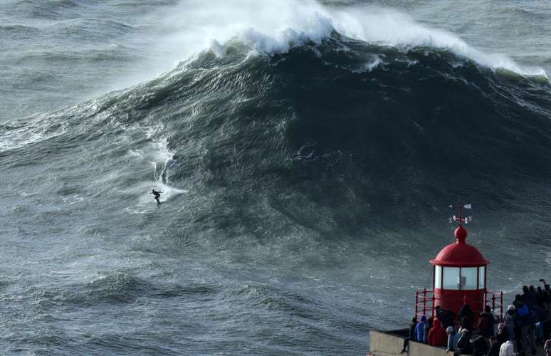  Lucas Fink surfa onda na Praia do Norte, em Nazar&eacute;, Portugal, em janeiro de 2025