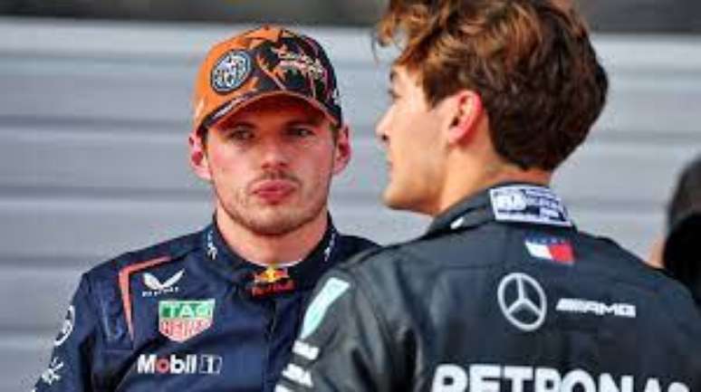 Max Verstappen e George Russell durante GP