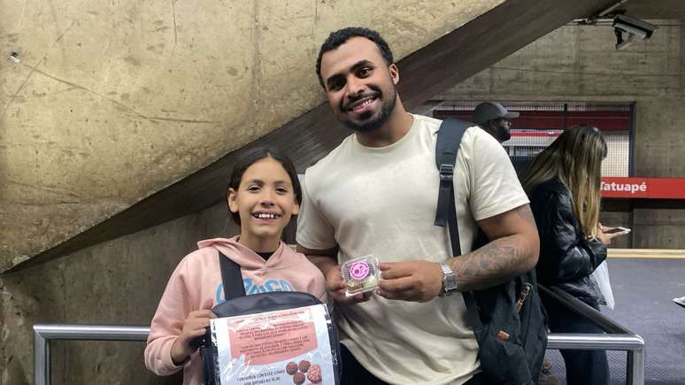 Brigadeiro vendido no metrô Tatuapé. Passageiros se entusiasmam pela história de Pietra e registram o momento.