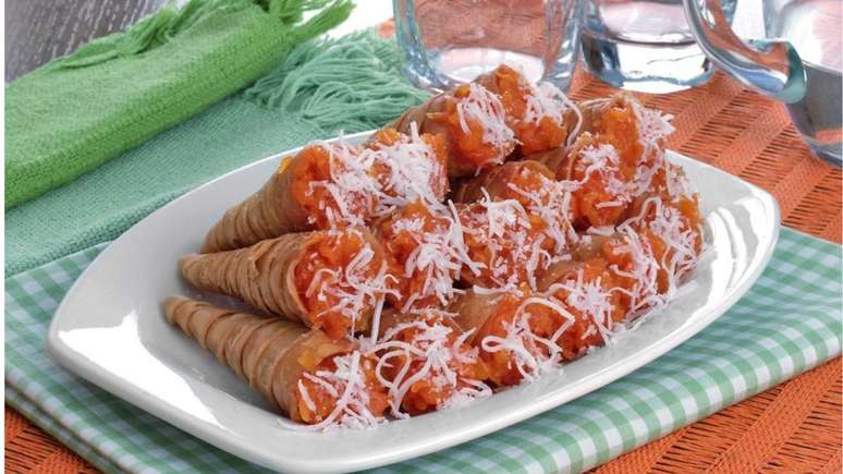 Sugar candies with coconut in the cone: know how to prepare the junina dessert