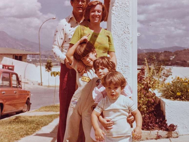 Santiago Schnell (the highest) with his parents and brothers in Caracas Santiago Schnell (the highest) with his parents and brothers in Caracas