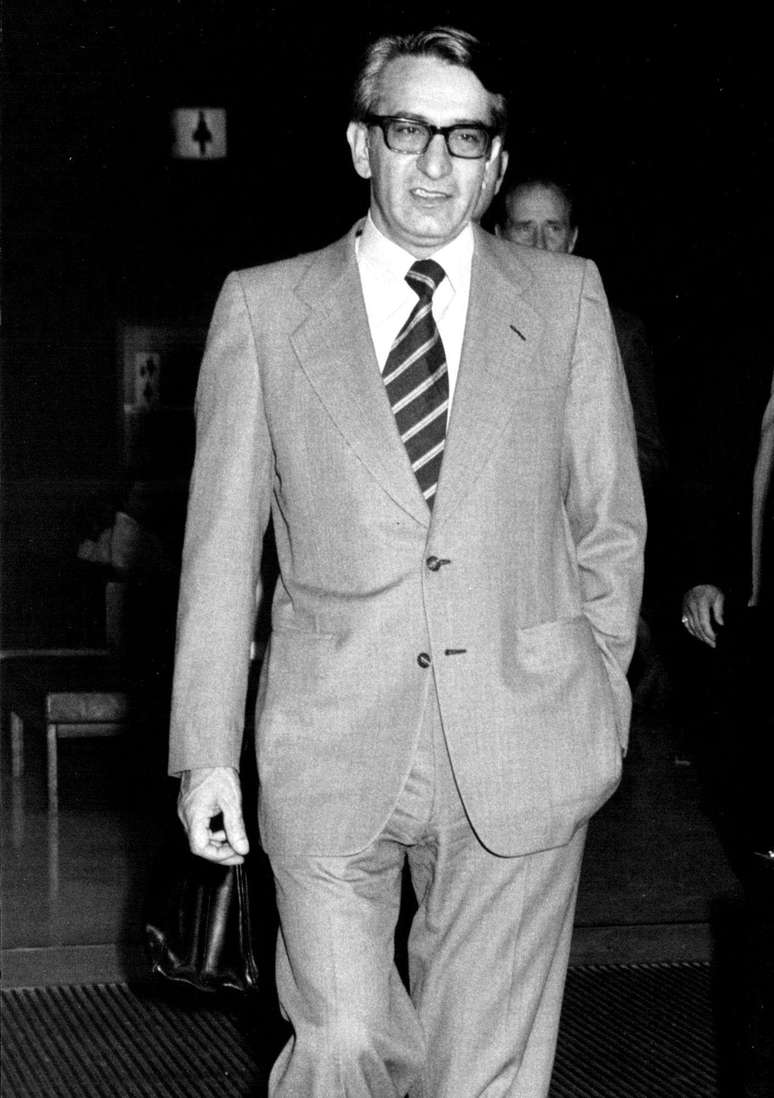 Akbar Etemad foi o presidente da Organiza&ccedil;&atilde;o de Energia At&ocirc;mica do Ir&atilde;, estabelecida em 1974