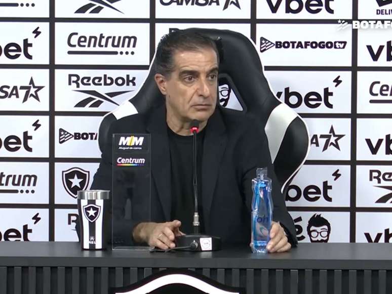 Renato Paiva em coletiva de imprensa como técnico do Botafogo - Foto: Reprodução