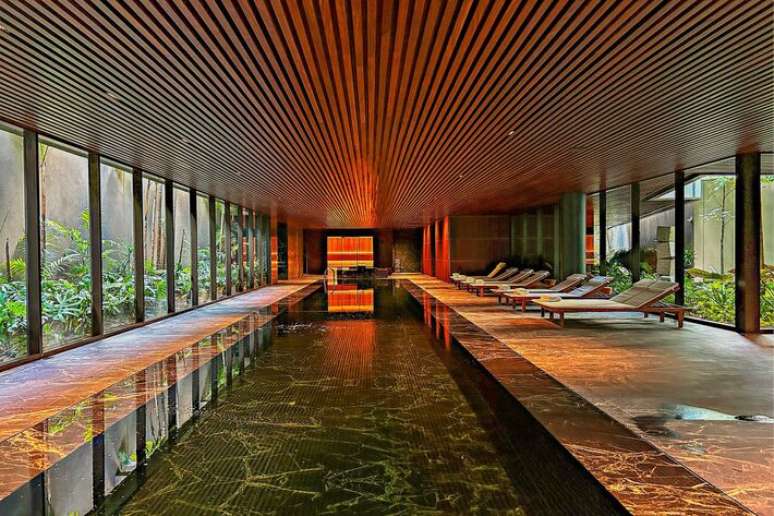 Piscinas cobertas e amplas despontam como diferenciais no alto luxo