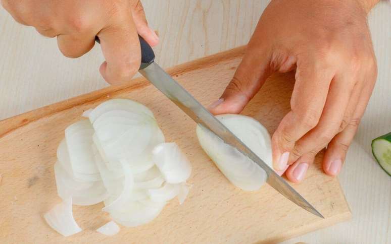 If you cry when cutting onions, it’s because you want: there is a trick tried by science to avoid it and this really works