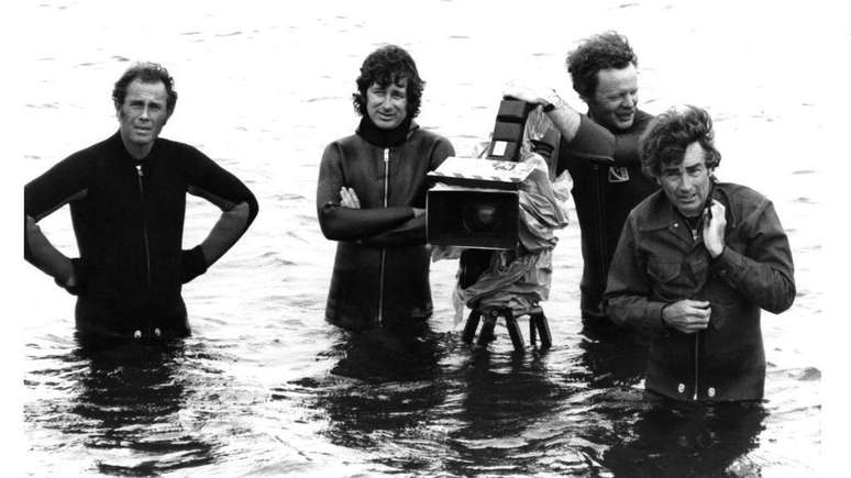 Spielberg (centro) durante a filmagem de Tubar&atilde;o.