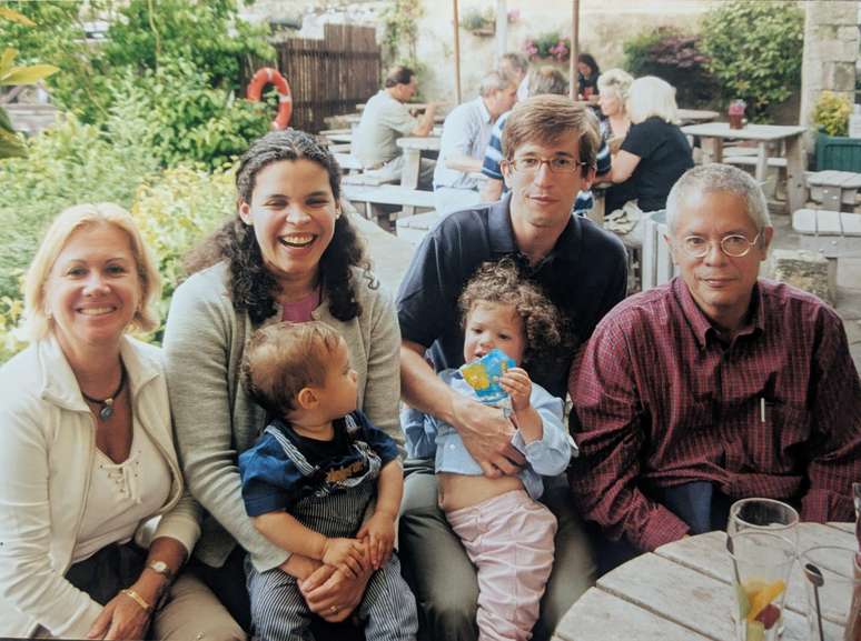 Santiago Schnell with his mother (left), his wife (center), his children and Professor Claudio Mendoza (right). Santiago Schnell with his mother (left), his wife (center), his children and Professor Claudio Mendoza (right).