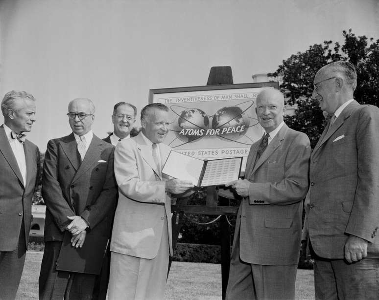 Os Estados Unidos at&eacute; emitiram selos postais comemorando a iniciativa &Aacute;tomos para a Paz