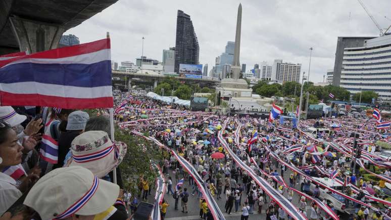 Cerca de 4 mil manifestantes se reuniram em Bangkok neste sábado (28/06/2025) para pedir a demissão da primeira-ministra Paetongtarn Shinawatra.