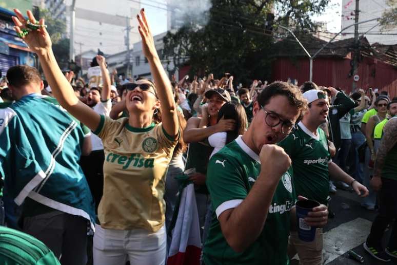 S&Atilde;O PAULO 28/6/2025 - PALMEIRAS X BOTAFOGO - ESPORTES - Mundial de Clubes - Torcedores se concentram em volta do Allianz Parque, no bairro de Perdizes, zona oeste de S&atilde;o Paulo, para acompanhar o jogo entre Palmeiras e Botafogo pelo Mundial de Clubes da Fifa - Na foto comemoram classifica&ccedil;&atilde;o.