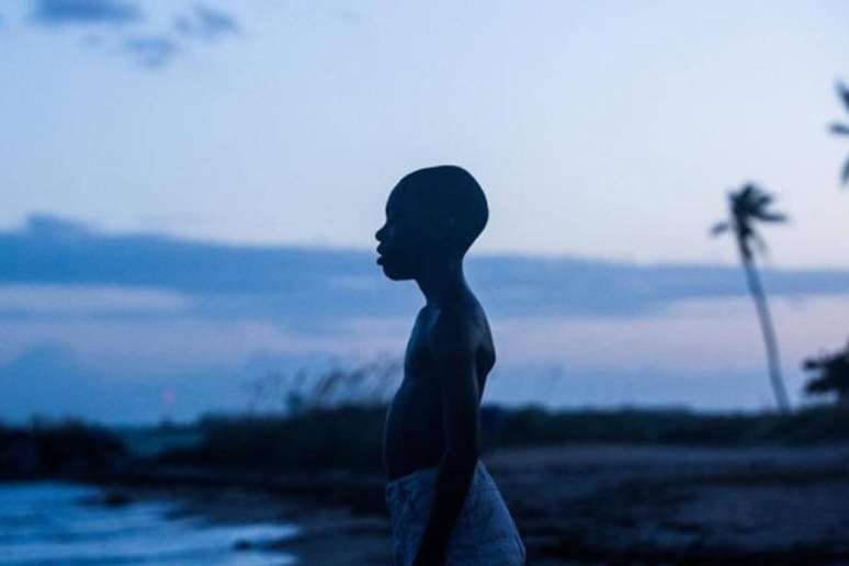 &ldquo;Moonlight: Sob a luz do luar&rdquo; narra a trajet&oacute;ria de um jovem negro que vive em um bairro violento enquanto descobre a pr&oacute;pria identidade 