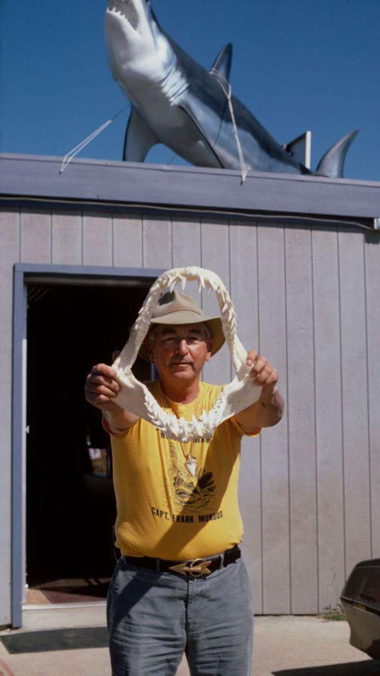O autor do livro tamb&eacute;m se inspirou no pescador Frank Mundus (1925-2008), que capturou o maior tubar&atilde;o conhecido at&eacute; ent&atilde;o