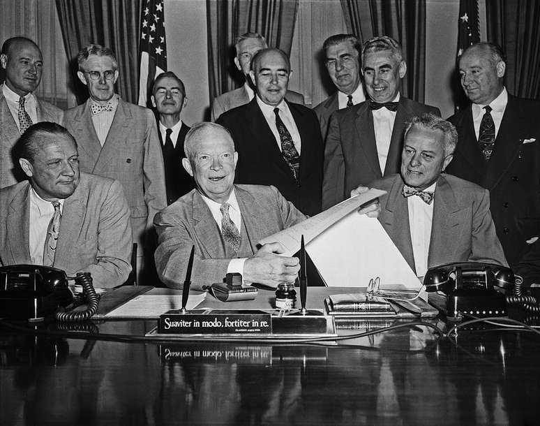 Em agosto de 1954, Eisenhower alterou a Lei de Energia At&ocirc;mica para permitir a exporta&ccedil;&atilde;o de tecnologia nuclear