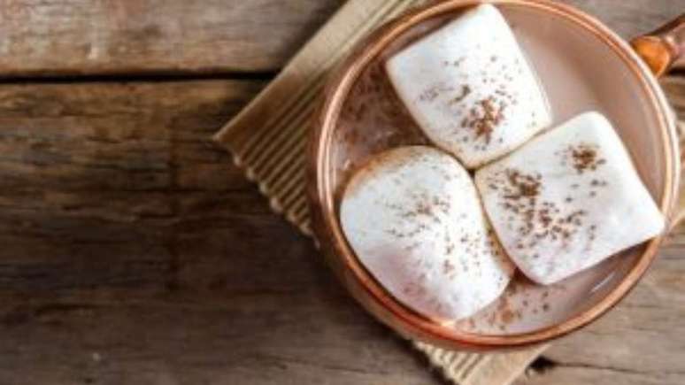 White hot chocolate: a sweet and creamy version for cold days White hot chocolate: a sweet and creamy version for cold days