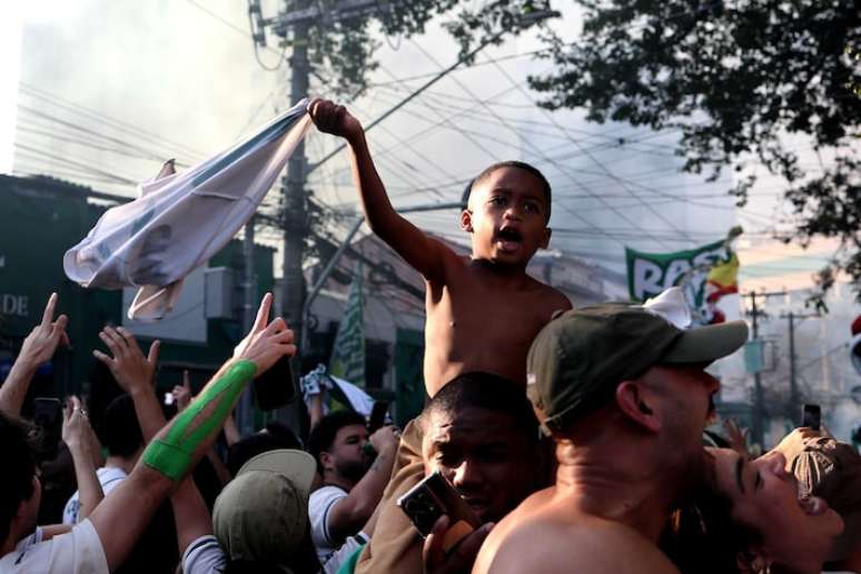 S&Atilde;O PAULO 28/6/2025 - PALMEIRAS X BOTAFOGO - ESPORTES - Mundial de Clubes - Torcedores se concentram em volta do Allianz Parque, no bairro de Perdizes, zona oeste de S&atilde;o Paulo, para acompanhar o jogo entre Palmeiras e Botafogo pelo Mundial de Clubes da Fifa - Na foto comemoram classifica&ccedil;&atilde;o.