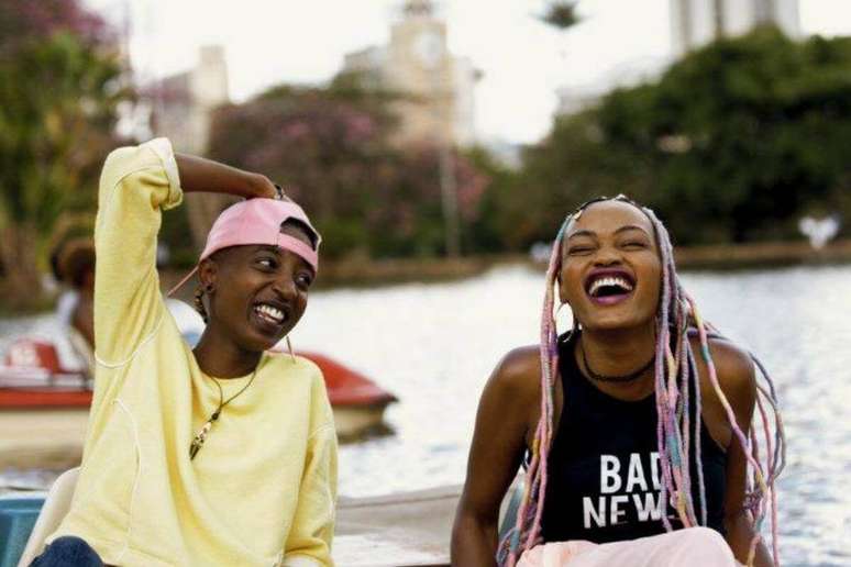&ldquo;Rafiki&rdquo; conta a hist&oacute;ria de duas amigas quenianas que se apaixonam e t&ecirc;m que enfrentar o preconceito da sociedade 