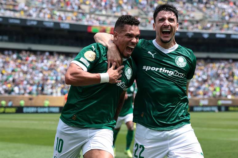 Paulinho comemora gol do Palmeiras contra Botafogo