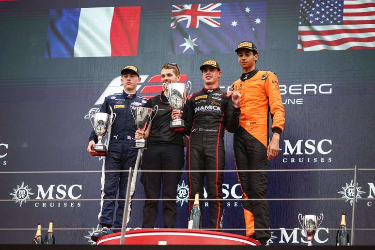 Wharton, Alessandro Giusti  e Ugo Ugochukwu subiram ao pódio da corrida Sprint da F3