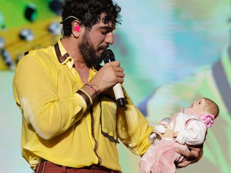 Nattanzinho ganhou um beb&ecirc; reborn durante show em Campina Grande