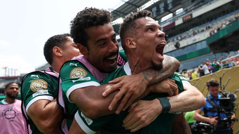 Paulinho comemora gol da classificação do Palmeiras no Mundial